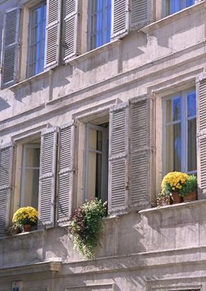 リビエラ株式会社の磁器質タイルとサービス